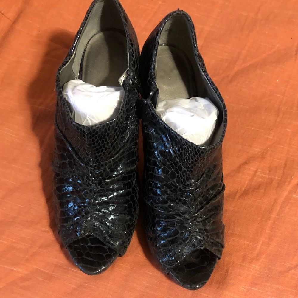 Worthington platform peep toe. Sz 8, black snakeskin